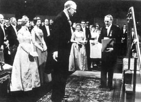 Švédský král Gustav Adolf VI. předává Heyrovskému Nobelovu cenu ve Stockholmu dne 10.12.1959