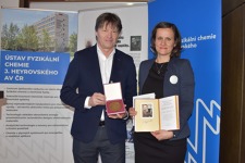 Místo nemocného Michala Ševčíka přebral cenu ředitel Gymnázia Karvinná, na snímku s Dr. Janíkovou, školitelkou Michalovy práce SOČ